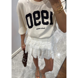 Baltas nėriniuotas mini sijonas su raukiniais – romantiškas ir dinamiškas vasaros stilius