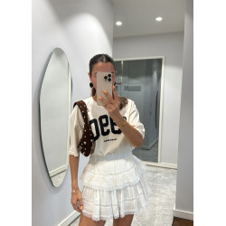 Baltas nėriniuotas mini sijonas su raukiniais – romantiškas ir dinamiškas vasaros stilius