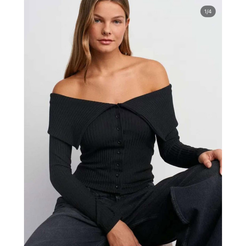 Juodas megztinis nuogais pečiais