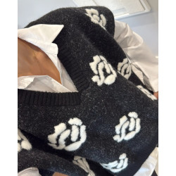 Juoda liemenė su marškiniais