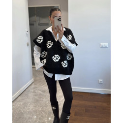 Juoda liemenė su marškiniais