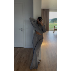 Kostiumas su plačiom kelnėm