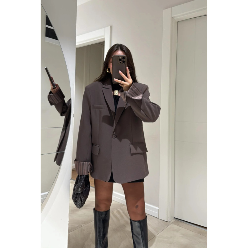 Dryžuotas, kavos spalvos švarkas su pamušalu ir dekoratyvinėmis siūlėmis