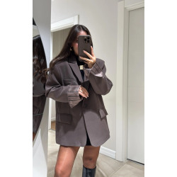 Dryžuotas, kavos spalvos švarkas su pamušalu ir dekoratyvinėmis siūlėmis