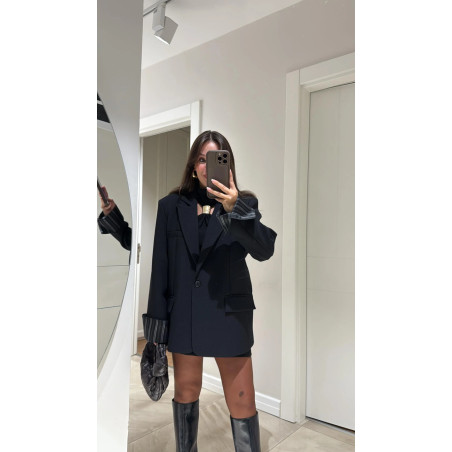 Juodos spalvos dryžuotas švarkas su pamušalu ir siūlių detalėmis