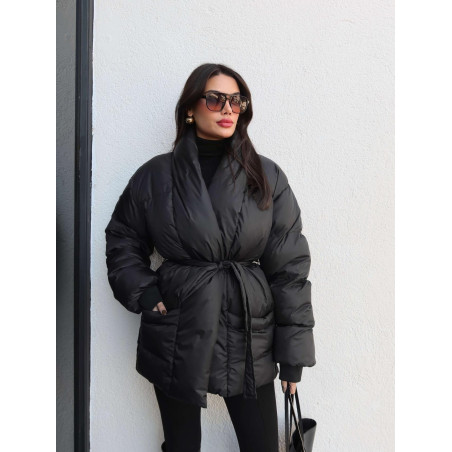 Atviromis kišenėmis, priekyje surišama pūsta striukė.