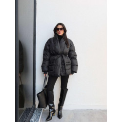 Atviromis kišenėmis, priekyje surišama pūsta striukė.