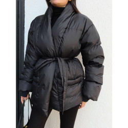 Atviromis kišenėmis, priekyje surišama pūsta striukė.