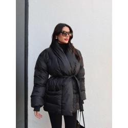 Atviromis kišenėmis, priekyje surišama pūsta striukė.