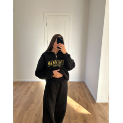 Juodas kostiumas su pūkeliu