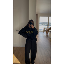 Juodas kostiumas su pūkeliu