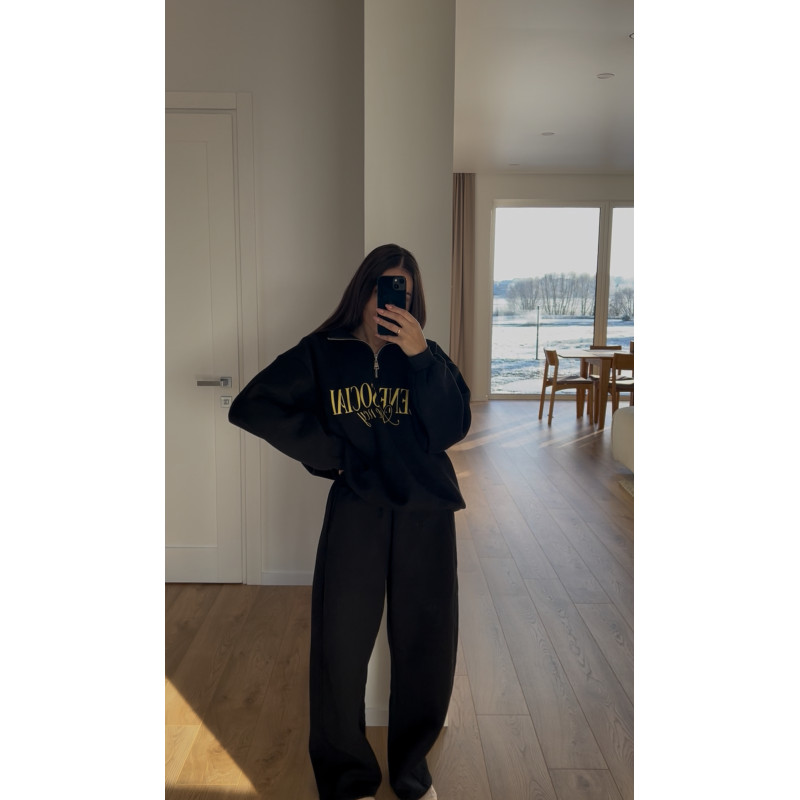 Juodas kostiumas su pūkeliu