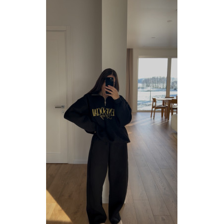 Juodas kostiumas su pūkeliu