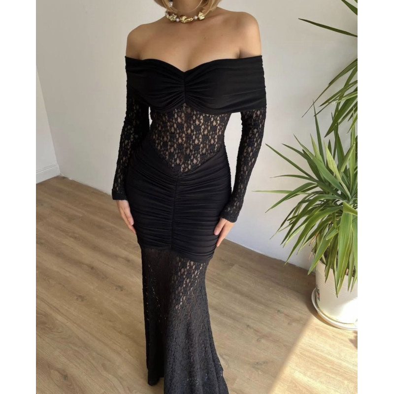 Juoda nėriniuota suknelė