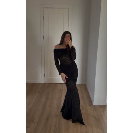 Juoda nėriniuota suknelė