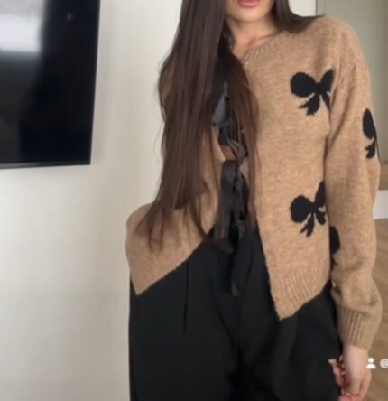 Megztinis su kaspinėliais