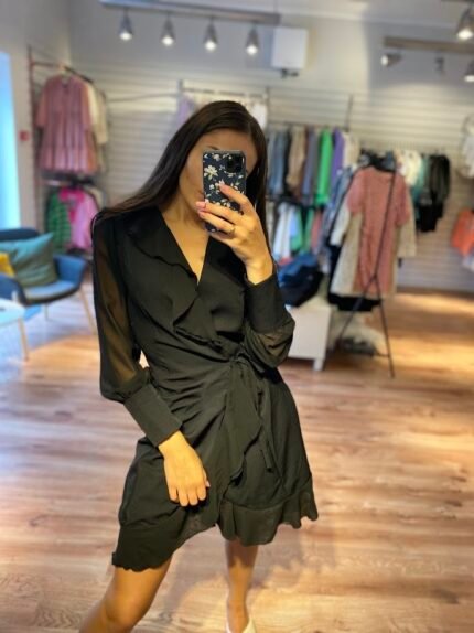 Juoda suknelė užrišama raišteliu