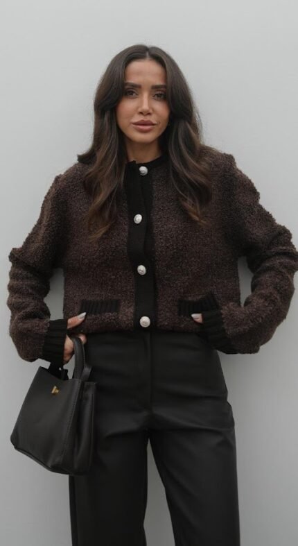 Rudas megztinis su sagutėmis