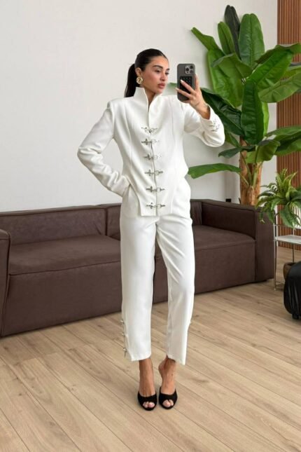 Stilingas baltas kostiumas